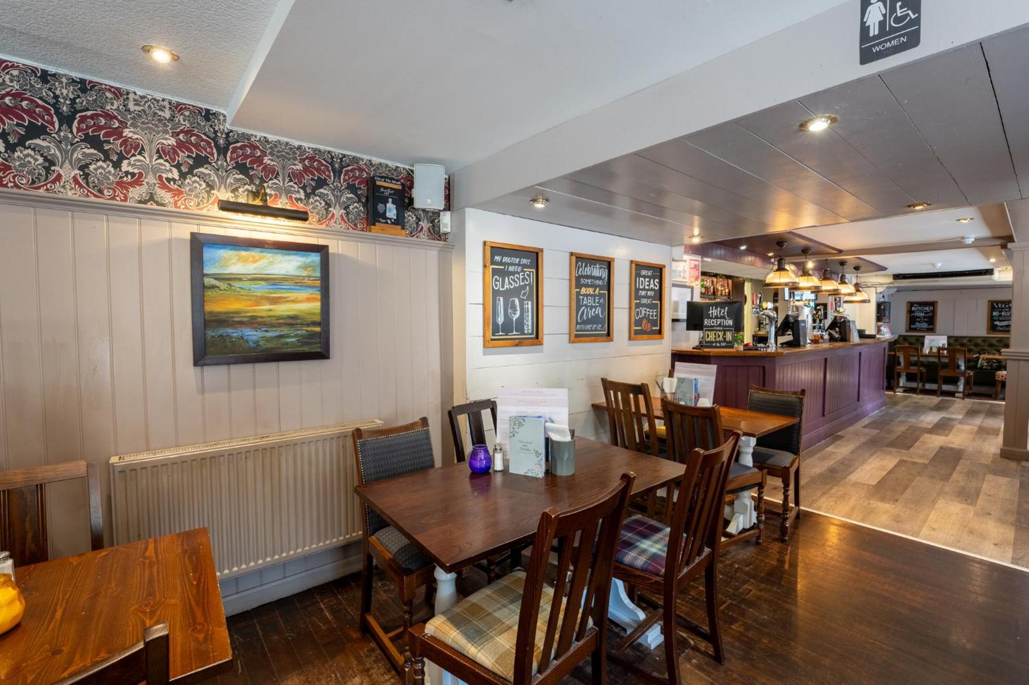 West Port Hotel 린리스고 외부 사진