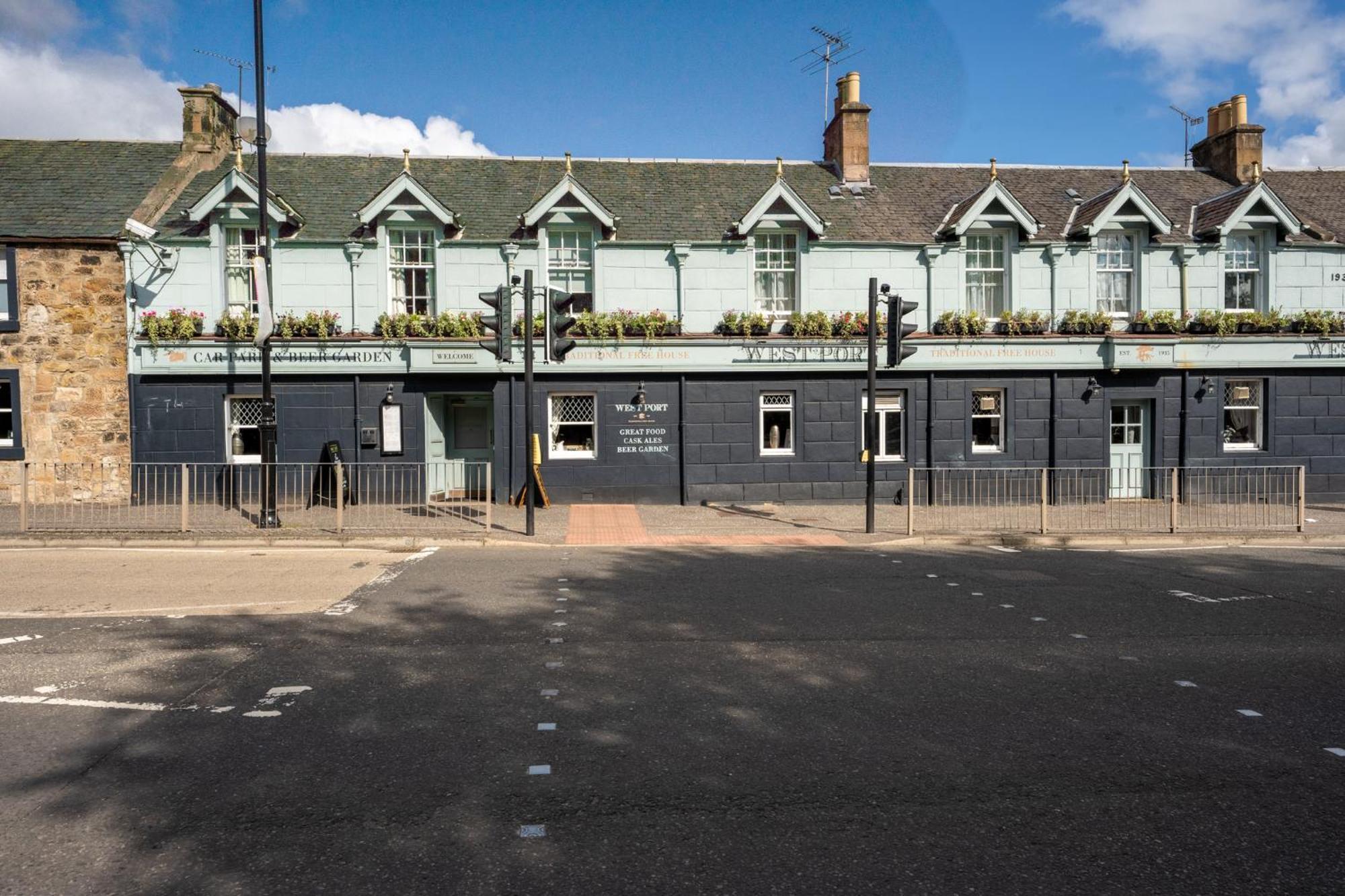West Port Hotel 린리스고 외부 사진