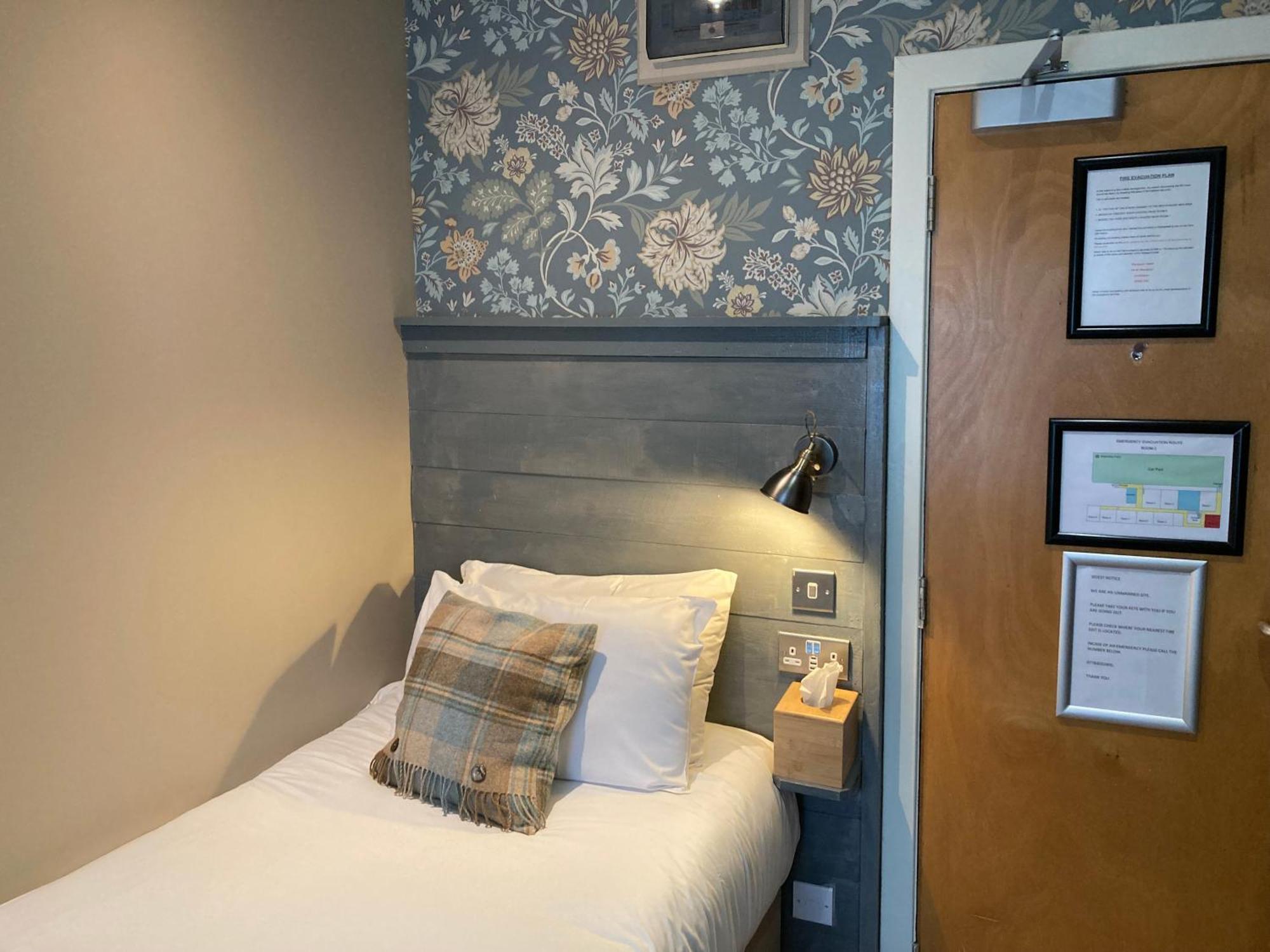 West Port Hotel 린리스고 외부 사진