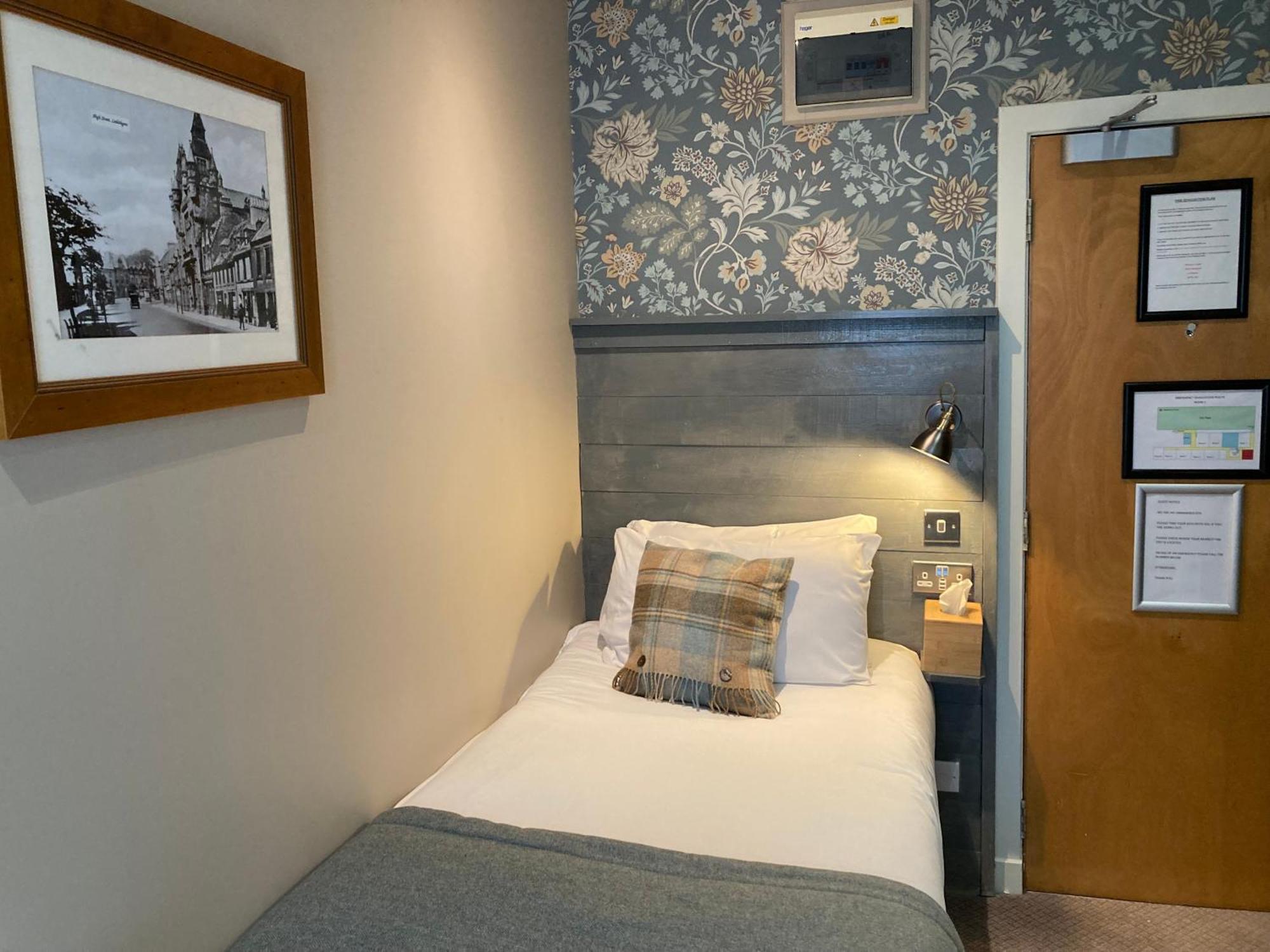 West Port Hotel 린리스고 외부 사진